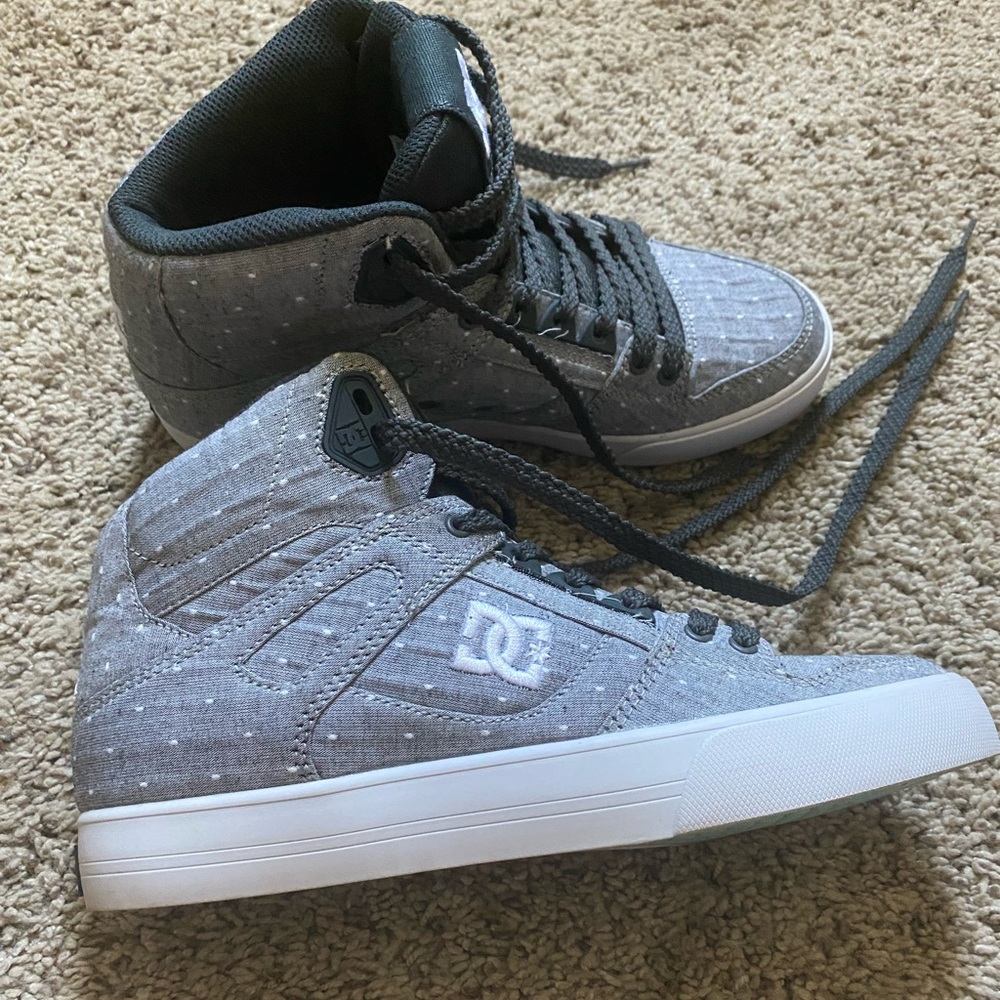 Women’s DC 7.5 grey white polka dot high tops